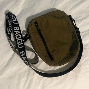 EUC BAGGU kelp sport crossbody OG strap
